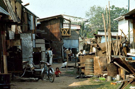 Những khu dân cư như vậy có rất nhiều quanh sân bay Tân Sơn Nhất, nơi Jeff Dahlstrom công tác.