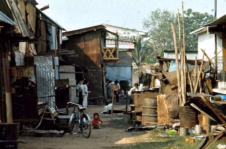 Những khu dân cư như vậy có rất nhiều quanh sân bay Tân Sơn Nhất, nơi Jeff Dahlstrom công tác.