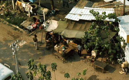 Một quầy hàng ăn.