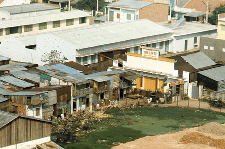 Những dãy nhà lụp xụp bên cạnh một ngôi chùa đơn sơ (màu vàng).