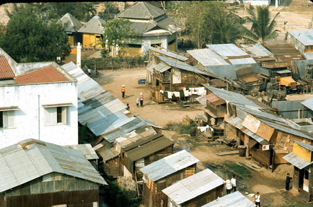 Nhịp sống ở nơi đây không diễn ra hối hả như ở khu vực trung tâm.