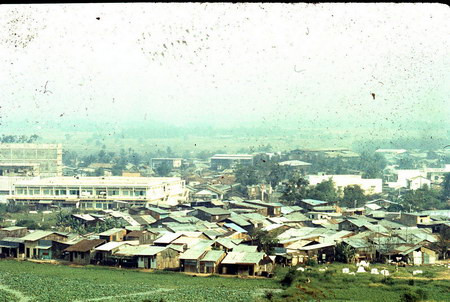 Toàn cảnh một khu dân cư ở ngoại ô.