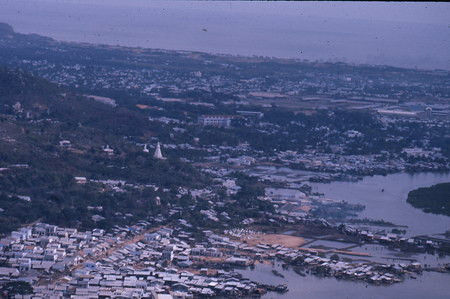Một góc Sài Gòn nhìn qua cửa kính của máy bay chiến đấu. Một góc Sài Gòn nhìn qua cửa kính của máy bay chiến đấu.