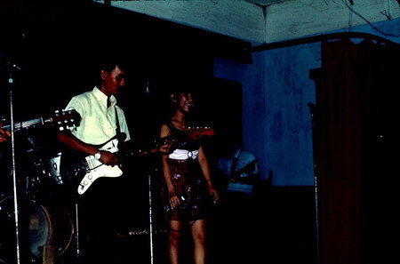 Nhạc sống trong một quán bar. Nhạc sống trong một quán bar.