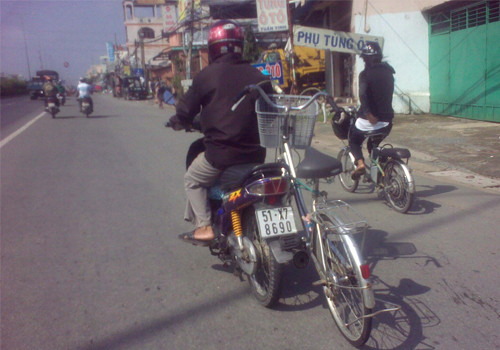 Chạy xe máy kéo theo xe đạp. Ảnh: Hà Ngọc Sang Chạy xe máy kéo theo xe đạp. Ảnh: Hà Ngọc Sang