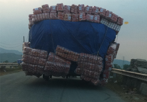 Xe tải siêu cồng kềnh chạy ngang nhiên trên đường. Ảnh: Tiến Khanh. Xe tải siêu cồng kềnh chạy ngang nhiên trên đường. Ảnh: Tiến Khanh.