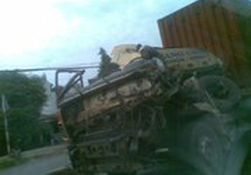 Xe container tai nạn nát đầu xe, chụp lúc 14h ngày 6/5/2012 trên quốc lộ 1A đoạn Ngã 4 Ga, P. Thạnh Lộc Q12, HCM. Ảnh: Nguyễn Tiến Thảo. Xe container tai nạn nát đầu xe, chụp lúc 14h ngày 6/5/2012 trên quốc lộ 1A đoạn Ngã 4 Ga, P. Thạnh Lộc Q12, HCM. Ảnh: Nguyễn Tiến Thảo.