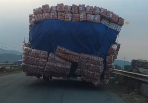 Xe tải siêu cồng kềnh chạy ngang nhiên trên đường. Ảnh: Tiến Khanh. Xe tải siêu cồng kềnh chạy ngang nhiên trên đường. Ảnh: Tiến Khanh.