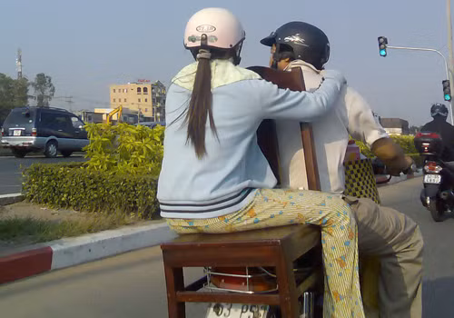 Cách ngồi của người phụ nữ này thật nguy hiểm, chụp tại TP.HCM. Ảnh: Hà Ngọc Sang. Cách ngồi của người phụ nữ này thật nguy hiểm, chụp tại TP.HCM. Ảnh: Hà Ngọc Sang.