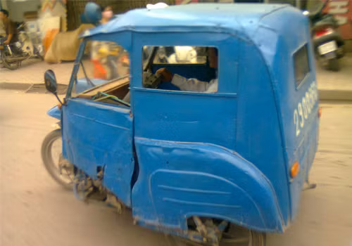 "Siêu xe" made in Việt Nam? Chụp trên đường Phạm Văn Đồng - Hà Nội. Ảnh: Trần Thanh Hải "Siêu xe" made in Việt Nam? Chụp trên đường Phạm Văn Đồng - Hà Nội. Ảnh: Trần Thanh Hải