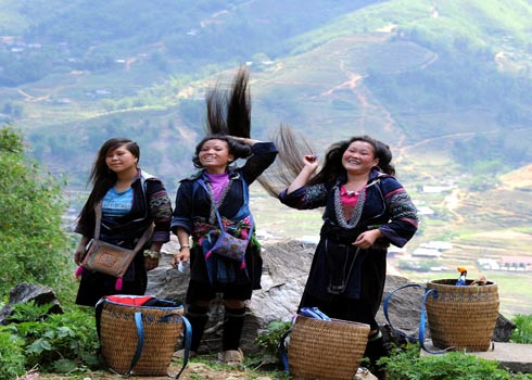Phút nghỉ ngơi bên bìa rừng của những thiếu nữ Mông ở Sa Pa. Phút nghỉ ngơi bên bìa rừng của những thiếu nữ Mông ở Sa Pa.