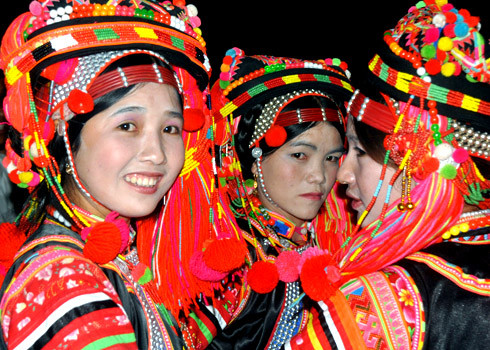 Thiếu nữ Hà Nhì ở thôn Kalăng, xã Mường Tè, huyện Mường Tè, tỉnh Lai Châu trong một lễ hội. Thiếu nữ Hà Nhì ở thôn Kalăng, xã Mường Tè, huyện Mường Tè, tỉnh Lai Châu trong một lễ hội.