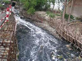 Kênh Ba Bò vẫn ô nhiễm nặng. Ảnh: A.Thoa.