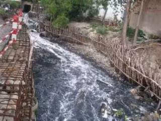 Kênh Ba Bò vẫn ô nhiễm nặng. Ảnh: A.Thoa.