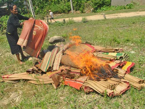 Người dân thôn Làng Rêu đốt chiếu để diệt “vi trùng” có thể gây “bệnh lạ”. Người dân thôn Làng Rêu đốt chiếu để diệt “vi trùng” có thể gây “bệnh lạ”.
