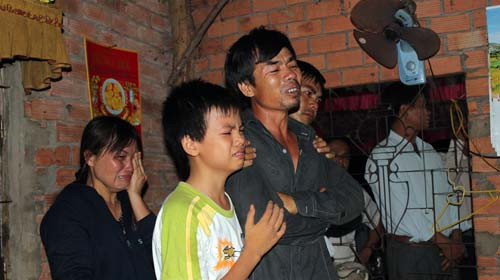 Anh Phạm Đức Hòa và con trai đau buồn bên linh cữu của hai con là bé Phương Uyên và bé Tấn Hiệp. Hôm nay (13/5) là sinh nhật của bé Phương Uyên. Ảnh: Ngô Thiên Phúc. Anh Phạm Đức Hòa và con trai đau buồn bên linh cữu của hai con là bé Phương Uyên và bé Tấn Hiệp. Hôm nay (13/5) là sinh nhật của bé Phương Uyên. Ảnh: Ngô Thiên Phúc.