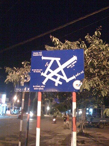 Tấm biển chỉ đường như đánh đố du khách. Tấm biển chỉ đường như đánh đố du khách.