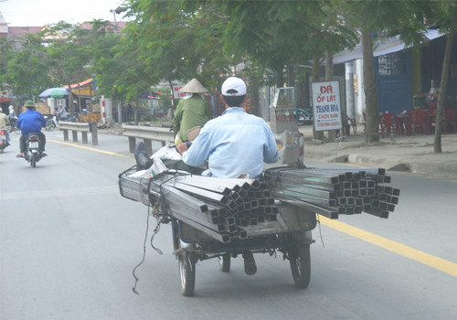Chở hàng quá khổ gây nguy hiểm trên đường, chụp tại chân cầu An Dương, An Đồng, TP Hải Phòng. Ảnh: Ha Thuc Son. Chở hàng quá khổ gây nguy hiểm trên đường, chụp tại chân cầu An Dương, An Đồng, TP Hải Phòng. Ảnh: Ha Thuc Son.