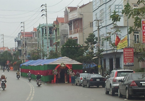 Lấn chiếm lòng đường để tổ chức đám cưới ở TP Lạng Sơn. Ảnh: Đức Thịnh. Lấn chiếm lòng đường để tổ chức đám cưới ở TP Lạng Sơn. Ảnh: Đức Thịnh.