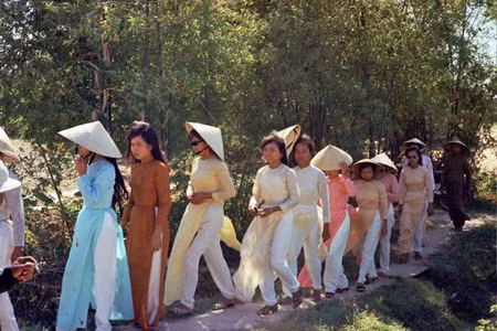 Kế đến là các cô phù dâu mặc những chiếc áo dài rất đẹp.