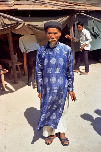 Bố của chú rể, một quý ông đẹp lão.