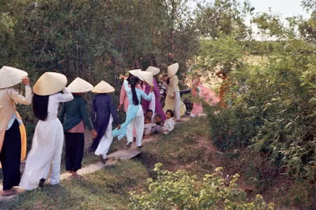 Mỗi khi xem lại, tôi luôn tự hỏi điều gì sẽ xảy đến với những con người trong ảnh khoảng thời gian sau đó, khi cuộc chiến khốc liệt sẽ còn kéo dài thêm 5 năm. Ảnh: Đoàn của nhà cô dâu rời khỏi nhà chú rể sau đám cưới.