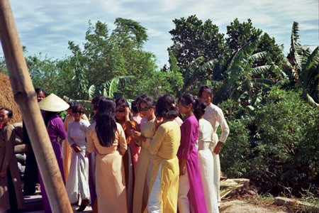 Cô dâu và các cô phù dâu đứng tán gẫu.