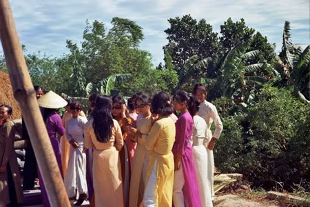 Cô dâu và các cô phù dâu đứng tán gẫu.