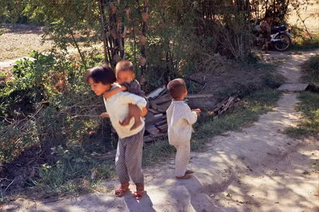 Những trẻ em hiếu kì đi theo đám rước.