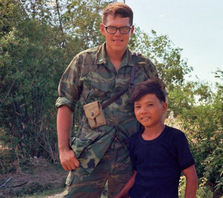 Joe và tôi - một người đi dự đám cưới với đầy đủ súng đạn trên người.