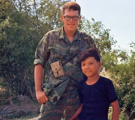 Joe và tôi - một người đi dự đám cưới với đầy đủ súng đạn trên người.