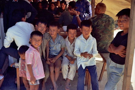 Joe và các đứa em họ chờ đợi được ăn cỗ.