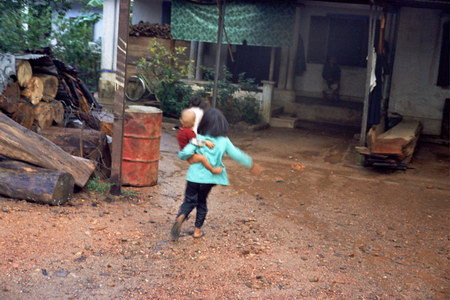 Hai đứa trẻ bên nhà cô dâu.