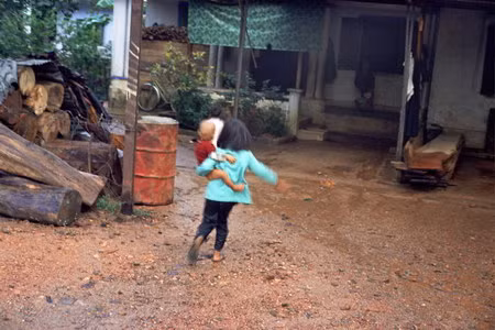 Hai đứa trẻ bên nhà cô dâu.