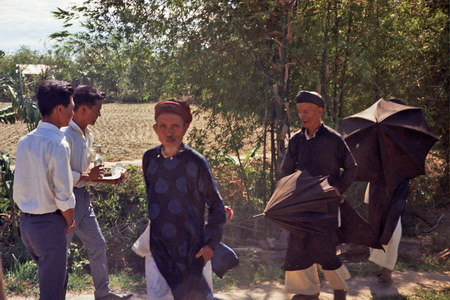 Trong tháng 6/1969, tôi được chỉ định làm người tham dự đám cưới một trong những thông dịch viên của Tiểu đoàn. Theo đề xuất của cô dâu và chú rể, quà cưới sẽ là một thùng Coca. Ảnh: Đám rước của gia đình cô dâu đã tới.