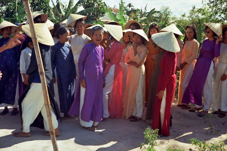 Mẹ chú rể bên các cô phù dâu.