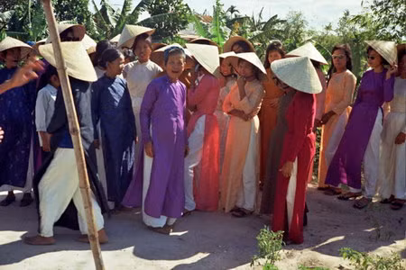 Mẹ chú rể bên các cô phù dâu.