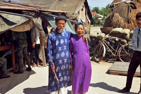 Cha mẹ của chú rể.