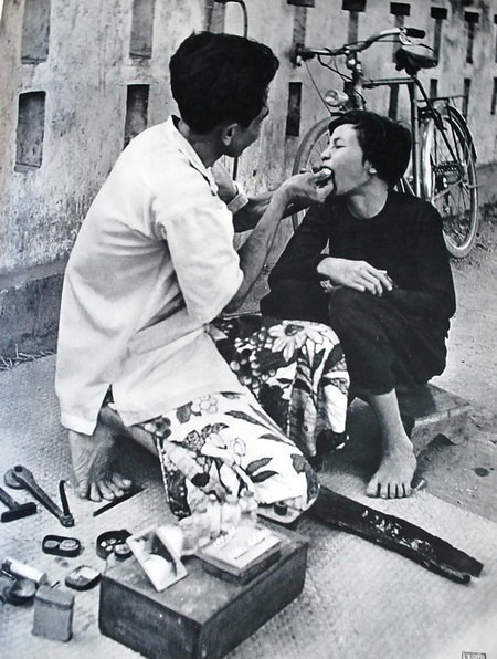 Dịch vụ cà trắng răng ngay trên vỉa hè.