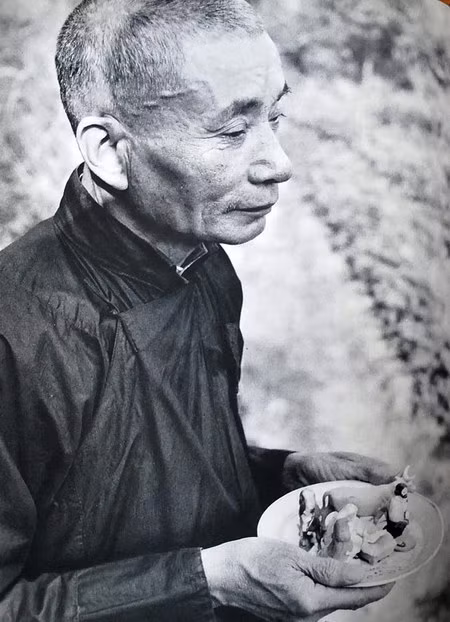 Người đàn ông theo Công giáo và những bức tượng nhỏ.