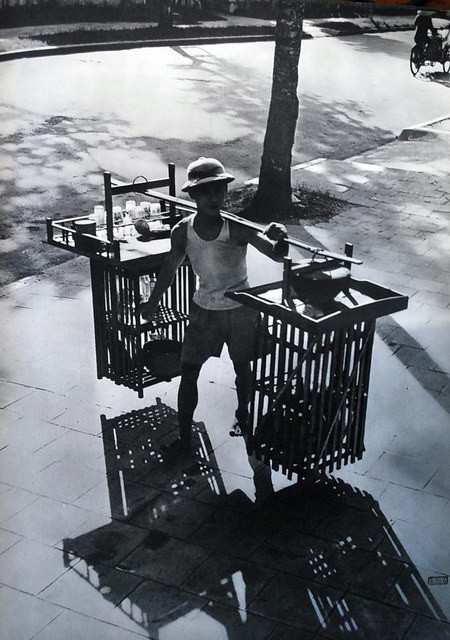 Gánh hàng tào phớ trên đường phố.