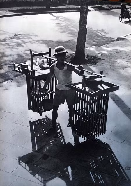 Gánh hàng tào phớ trên đường phố.