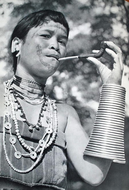 Phụ nữ thuộc một bộ tộc ở Lào.