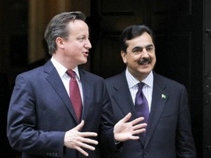 Thủ tướng Anh David Cameron và Thủ tướng Pakistan Yousuf Raza Gilani sau cuôc gặp ngày 10/5. Nguồn: AP. Thủ tướng Anh David Cameron và Thủ tướng Pakistan Yousuf Raza Gilani sau cuôc gặp ngày 10/5. Nguồn: AP.