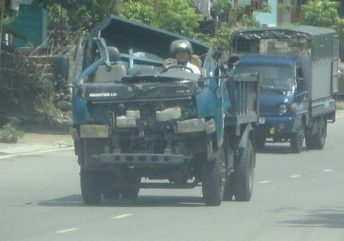 Một chiếc xe trong "tiểu đội xe không kính". Chụp tại Đường An Dương Vương - TP Hoà Bình. Ảnh: Bùi Quang Hiếu.
