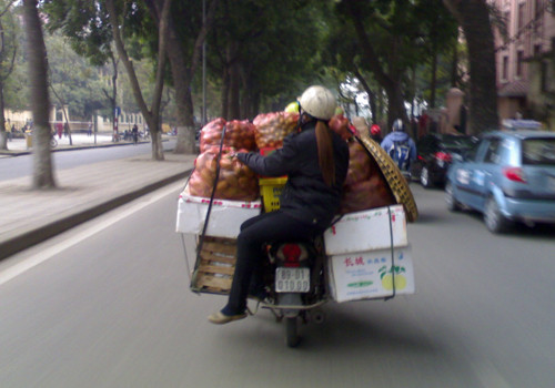 Chở hàng cồng kềnh trên đường Hoàng Diệu, Hà Nội. Ảnh: Thiên Hải.