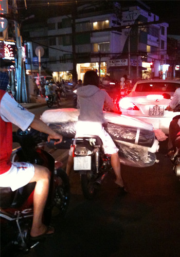 Chở hàng quá tải. Ảnh chụp tại ngã ba đường Cao Thắng - Võ Văn Tần Q3, TP.HCM. Ảnh: Nguyễn Thị Hồng Hải.