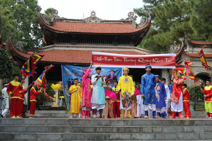 Màn Lê Thánh Tông giải oan cho Nguyễn Trãi trong vụ án Lệ Chi Viên do tập thể lớp 10M thể hiện. Ảnh: Đỗ Thơm Màn Lê Thánh Tông giải oan cho Nguyễn Trãi trong vụ án Lệ Chi Viên do tập thể lớp 10M thể hiện. Ảnh: Đỗ Thơm