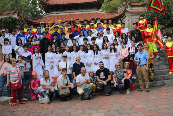 Buổi báo cáo nhận được sự quan tâm theo dõi của rất nhiều du khách nước ngoài tham quan di tích. Các học sinh của trường đã chủ động mời các du khách cùng chụp ảnh kỷ niệm. Ảnh: Đỗ Thơm Buổi báo cáo nhận được sự quan tâm theo dõi của rất nhiều du khách nước ngoài tham quan di tích. Các học sinh của trường đã chủ động mời các du khách cùng chụp ảnh kỷ niệm. Ảnh: Đỗ Thơm