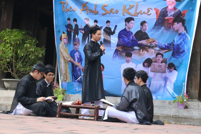 Màn Bút tích Thái Sinh của tập thể lớp 10S. Ảnh: Đỗ Thơm Màn Bút tích Thái Sinh của tập thể lớp 10S. Ảnh: Đỗ Thơm